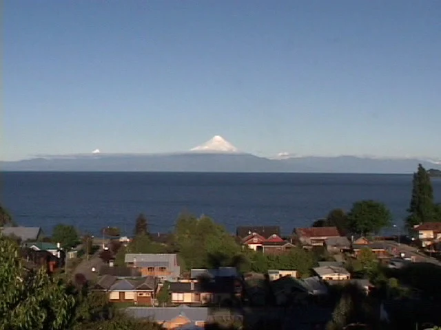 Pueblo, lago y volcan